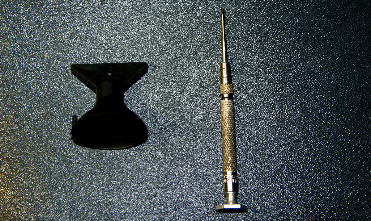 Присоска и часовая отвертка