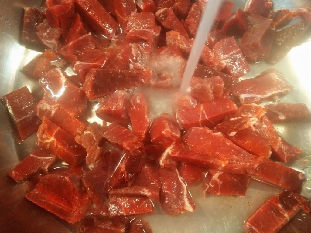 Тщательно промываем мясо проточной водой