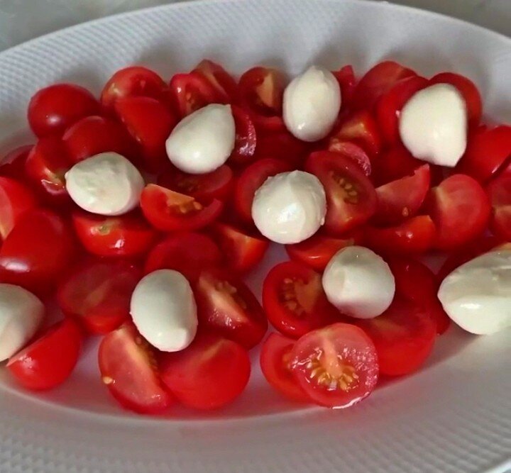 Помидорчики черри и сыр моцарелла 