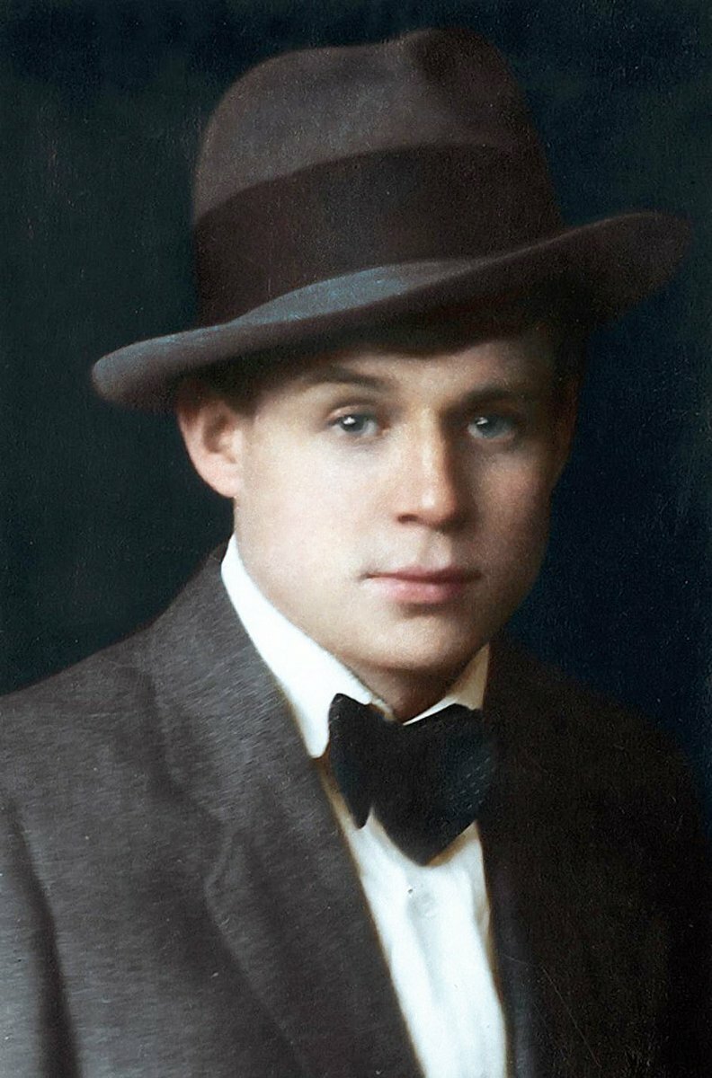 Сергей Есенин-скандальный русский поэт.