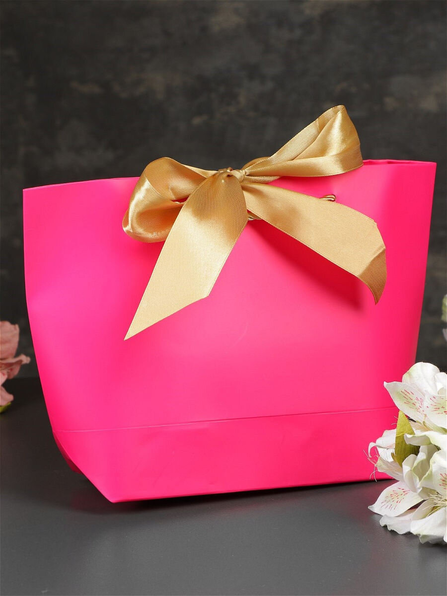 Сумка подарочная ламинированная с атласным бантом от АМ Дизайн.                     Артикул: 12424338. Упакованный в такую сумку подарок для девочки произвел большое впечатление. Захотелось использовать её для фотосессии.