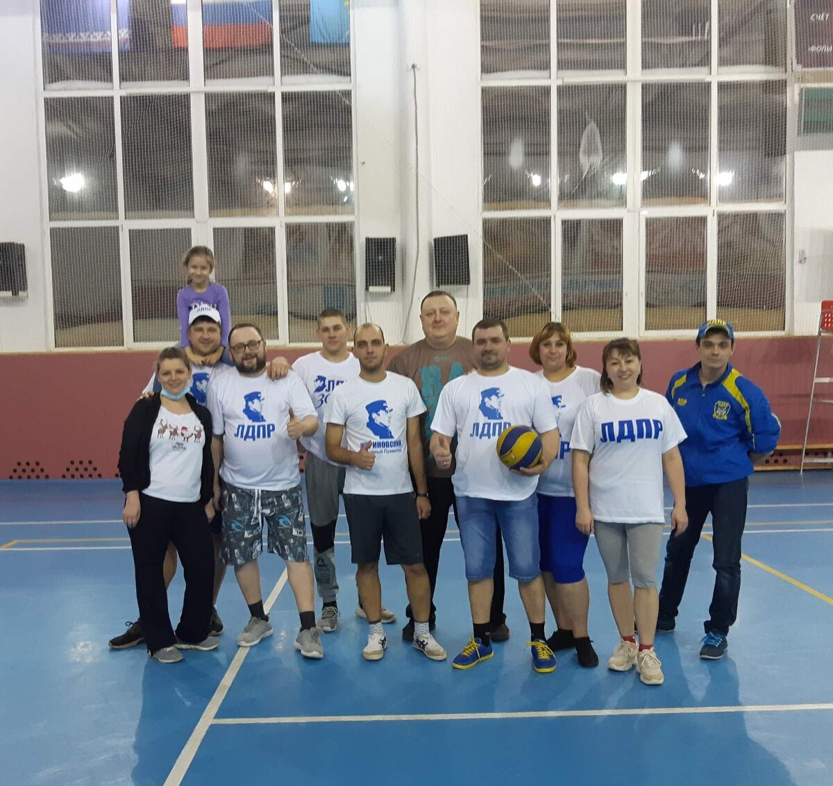  
 Символично, что встреча для игры в волейбол в спортзале города Ноябрьска, куда прибыли партийцы из Муравленко, состоялась именно 6 января, в самый Сочельник, когда семьи должны собираться вместе, так и встреча однопартийцев прошла по-семейному тепло и позитивно. Перед матчем соколы Жириновского провели совместное собрание партийного актива, обсудили ряд вопросов связанных с проведением общественных мероприятий и работу с обращениями граждан в общественных приёмных ЛДПР. Такие спортивно-деловые встречи стали традиционными и проходят уже третий год подряд. Они заряжают бодростью и отличным настроением на весь год вперед, помогают формировать правильные ориентиры, ставить цели и добиваться их, развиваться и двигаться только вперед.

Л - ловкость 
Д - дружба 
П - позитив 
Р - результат
#ЛДПР #ЛДПРМуравленко #ЛДПРНоябрьск #ЛДПР_ЯМАЛ #ЛДПР89 #РождествоЛДПР #Рождество2021