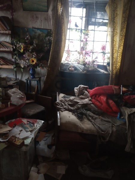 зал, по всюду шприцы, запах едкой мочи....и прочие прелести