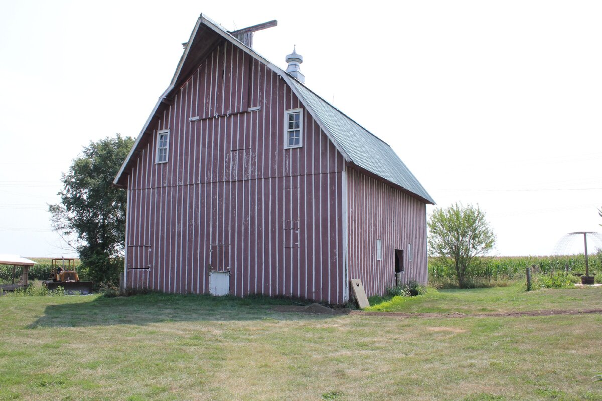 Для примера. Сарай с крышей для хранения сена.