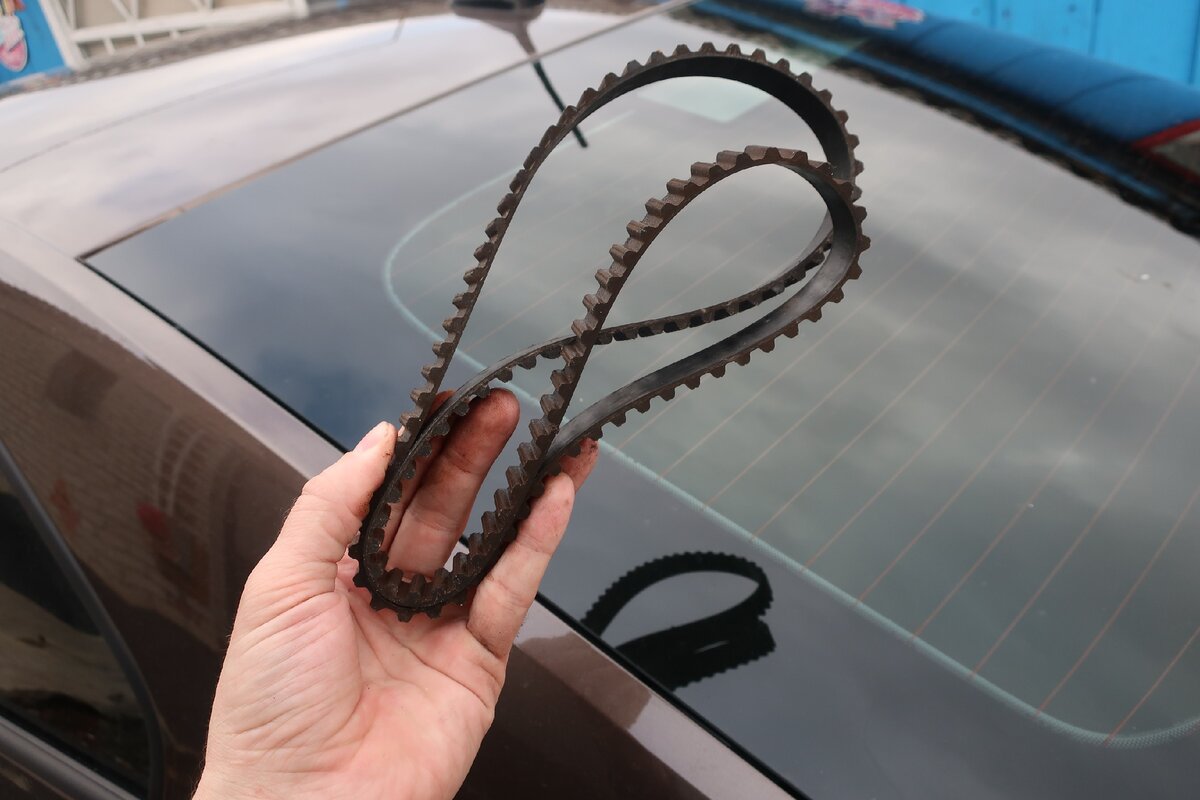 старый ремень ГРМ после снятия с автомобиля Лада Калина 8-кл.