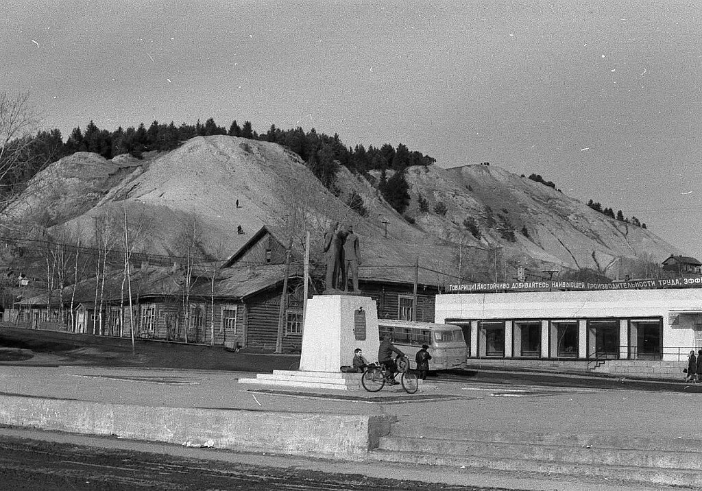 Октябрь ханты. Село Самарово Ханты-Мансийск. Ханты Мансийск Самарово в 1927 году. Площадь Самарово Ханты-Мансийск. Старый Ханты-Мансийск Самарово.