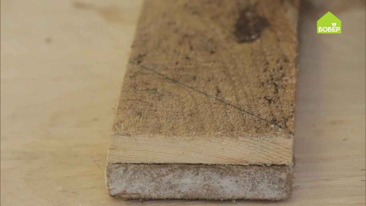 При помощи ножовки разметьте на досках, это будут направляющие для скребка, угол 45 °. Длина направляющих составляет 140 см.