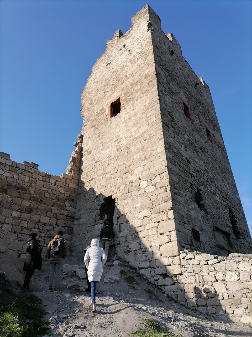 БАШНЯ КЛЕМЕНТА ШЕСТОГО на КАРАНТИННОМ  ХОЛМЕ - первая постройка  мощного торгового центра генуэзских купцов.