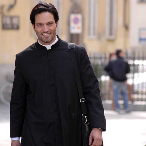 Габриэль Гарко в роли отца Франческо