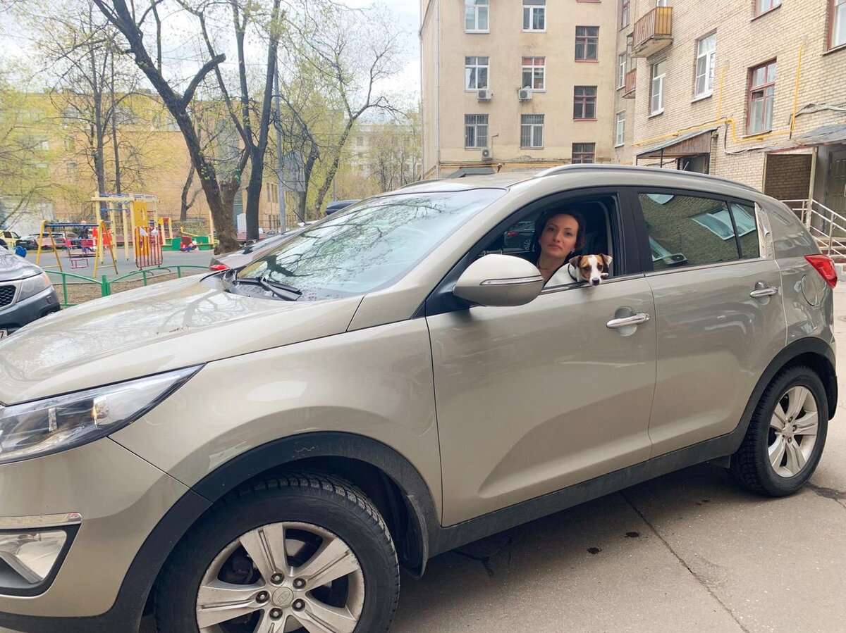 «Довольна Sportage на все сто. Ни разу не пожалела, что выбрала именно его. Кто-то скажет, что он жёсткий, а я скажу — хорошо управляемый».