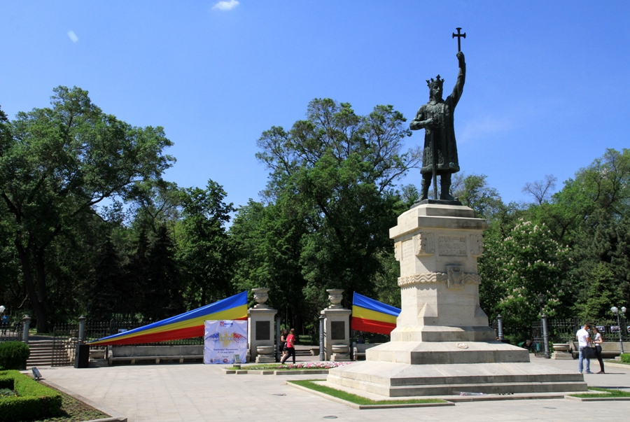 Парк Штефан чел Маре в Кишиневе. Памятник Штефану чел Маре в Кишиневе. Штефан чел Маре памятник. Центр города — памятник Штефан чел Маре Кишинев.