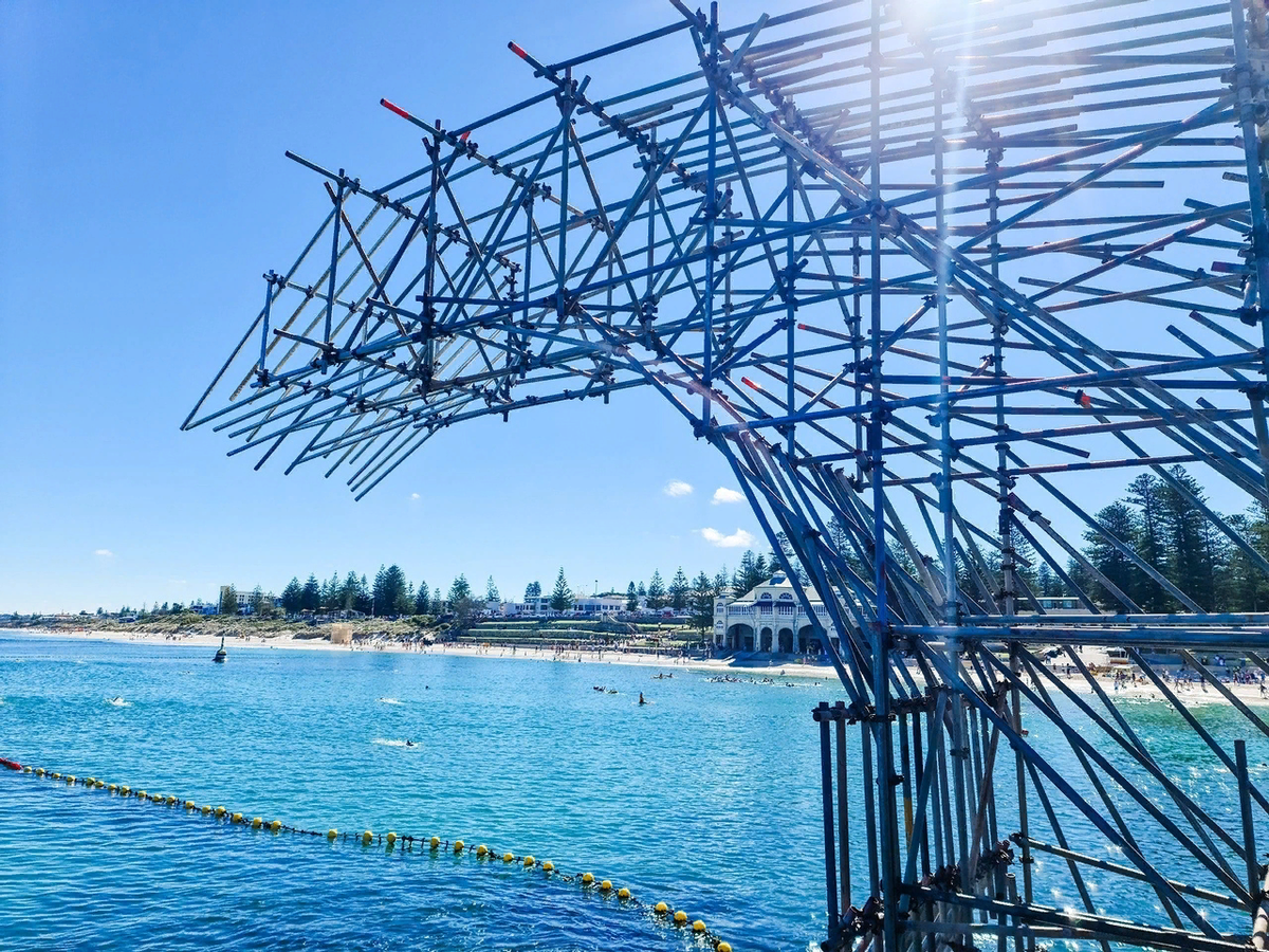 «Структурный каскад»/ выполнено из строительных лесов