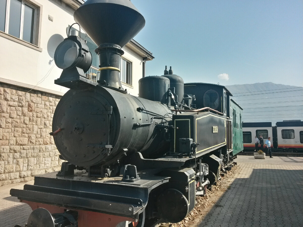 Старый локомотив на железнодорожной станции Бар. Сзади виднеется поезд, на котором я как раз ехал.