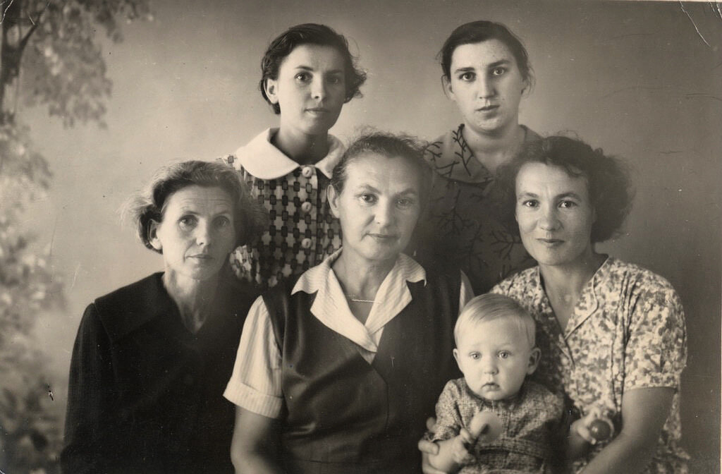 Слева на право: верхний ряд - Надя и Дия, средний ряд Галина, Милиция и Ася, мальчик внук Милиции Алексей.