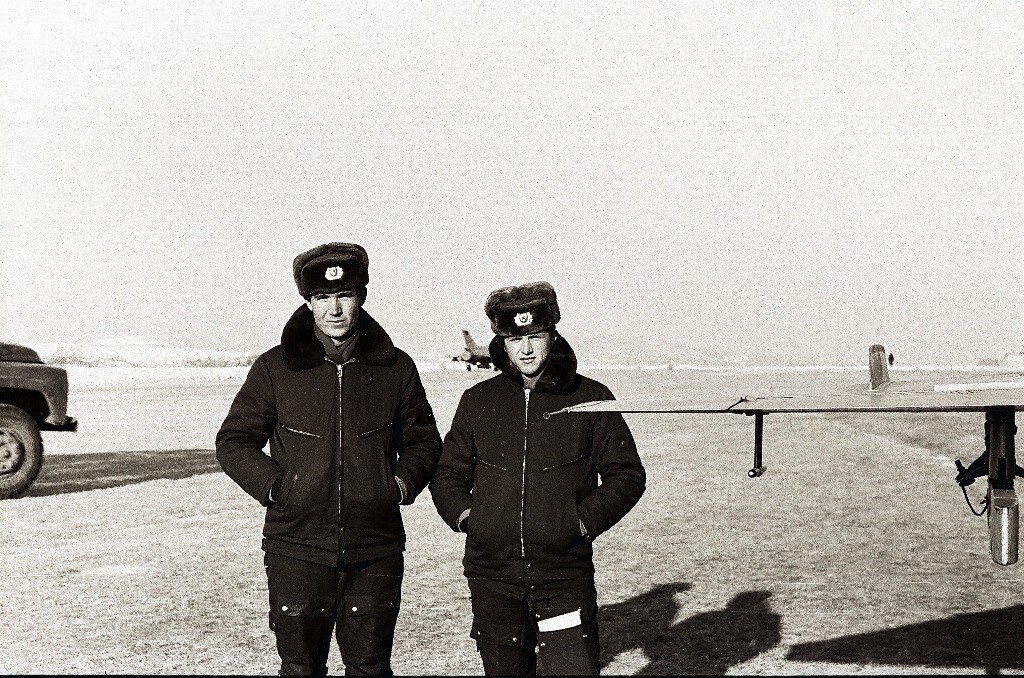 На грунтовом аэродроме. Весна не за сопками. А кто-то начинал групповую слётанность в Камень-Рыболове. Фото из архива автора.