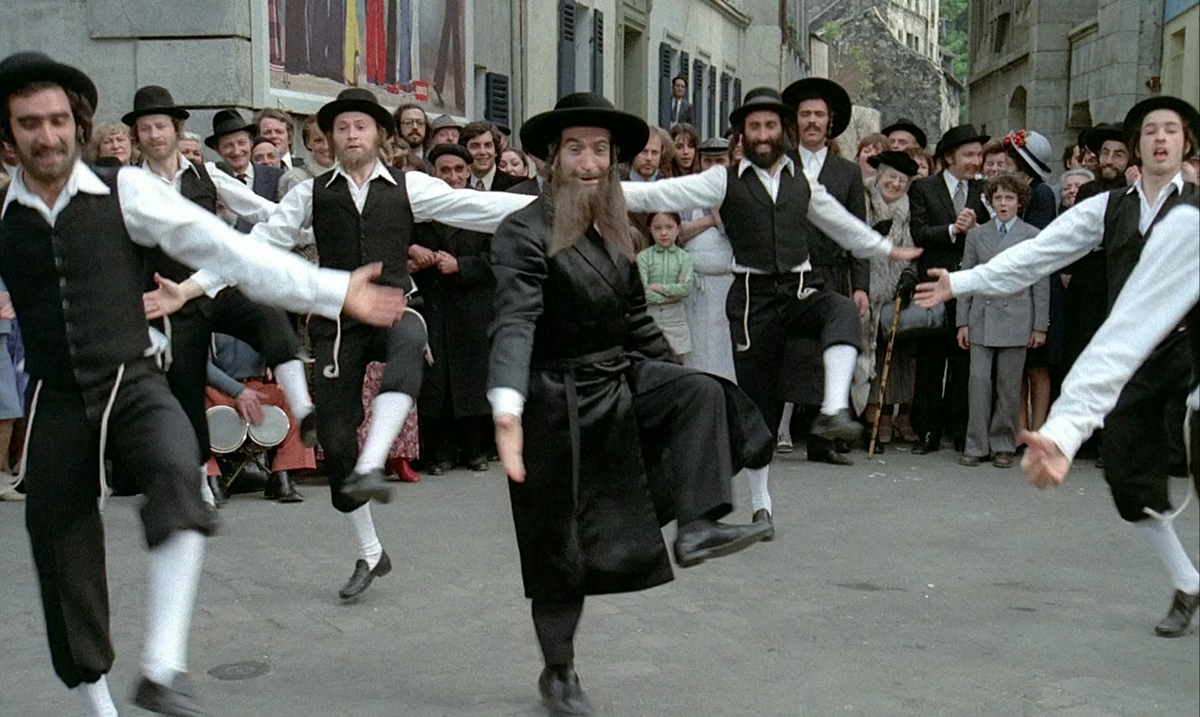 Еврейская хава нагила. Приключения раввина Якова танец. Луи де Фюнес еврейский танец гиф. Хасиды пляшут.