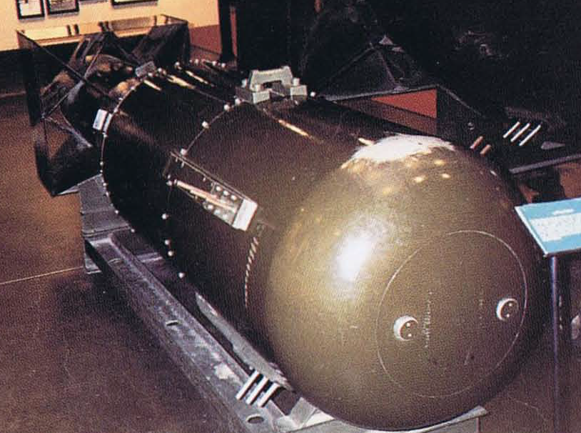 Корпус  бомбы Little Boy (Mk-I) на выставке в Национальном атомном музее США. В конце 40-х годов было произведено несколько десятков корпусов бомб Мк-1, которые сохранились, самих урановых зарядов было произведено меньше.