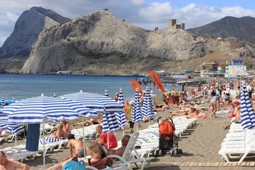 Опасен ли отдых в крыму. Пляж Гранд Судак. Отель Гранд Судак пляж. Судак пляжи 2021. Крымский пляж