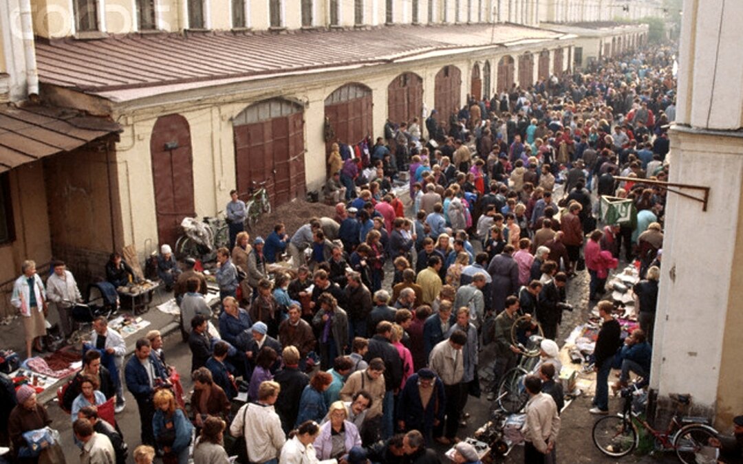 рынок в Апраксином дворе в начале 90-х. Из свободных источников