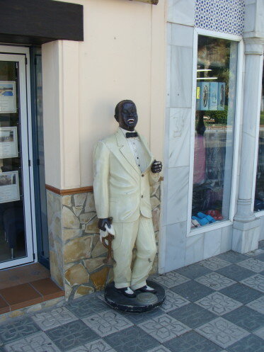 Этот афроамериканский джентльмен находится недалеко от входа в апартаменты. В шаговой доступности также большой продуктовый супермаркет, несколько кафешек, аптека и бесплатная парковка.