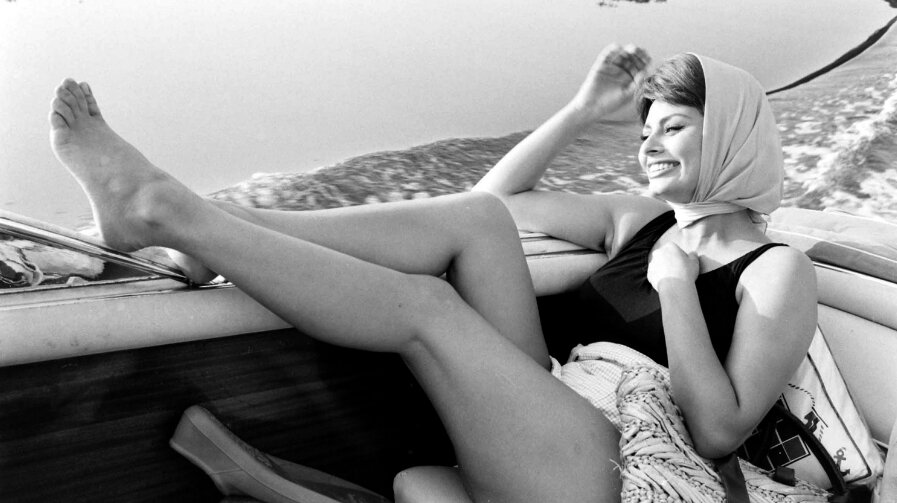 Вот бы очутиться в Италии пятидесятых! Да на одной яхте с молоденькой Софи Лорен... (Дочитайте статью, чтобы увидеть молоденькую Софи на конкурсе "Мисс Италия 1950"!