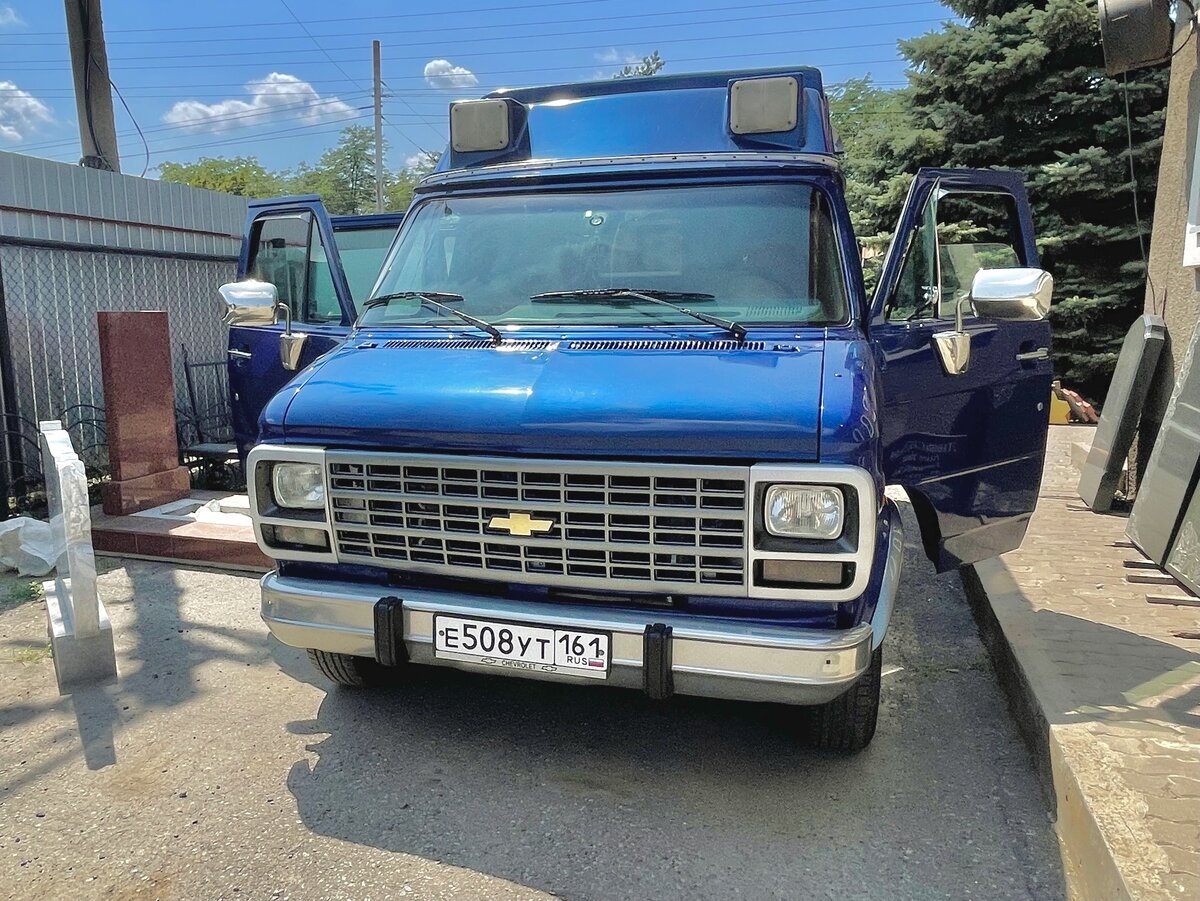 Вот такой фургон я чуть было не купил на прошлой неделе. К сожалению, он оказался гнилой