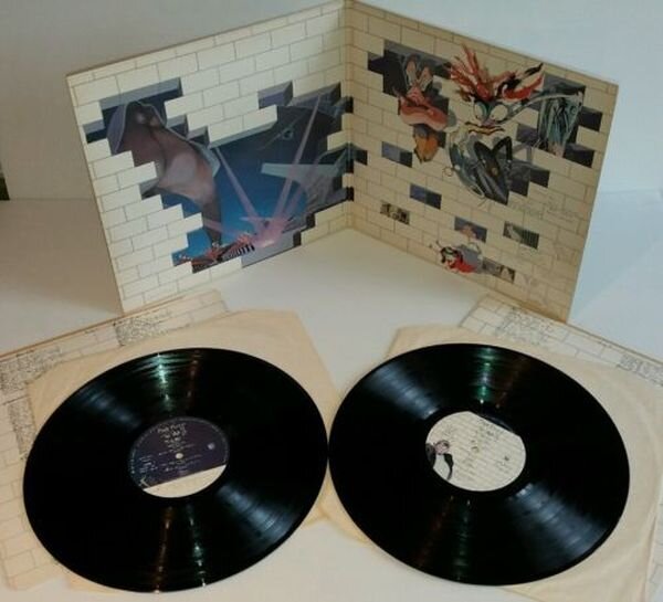 Пинк альбом стена. Винил Pink Floyd the Wall 2 LP 2011/2012 EMI. Виниловая пластинка Pink Floyd. Пинк Флойд стена пластинка. Пинк Флойд the Wall пластинка.