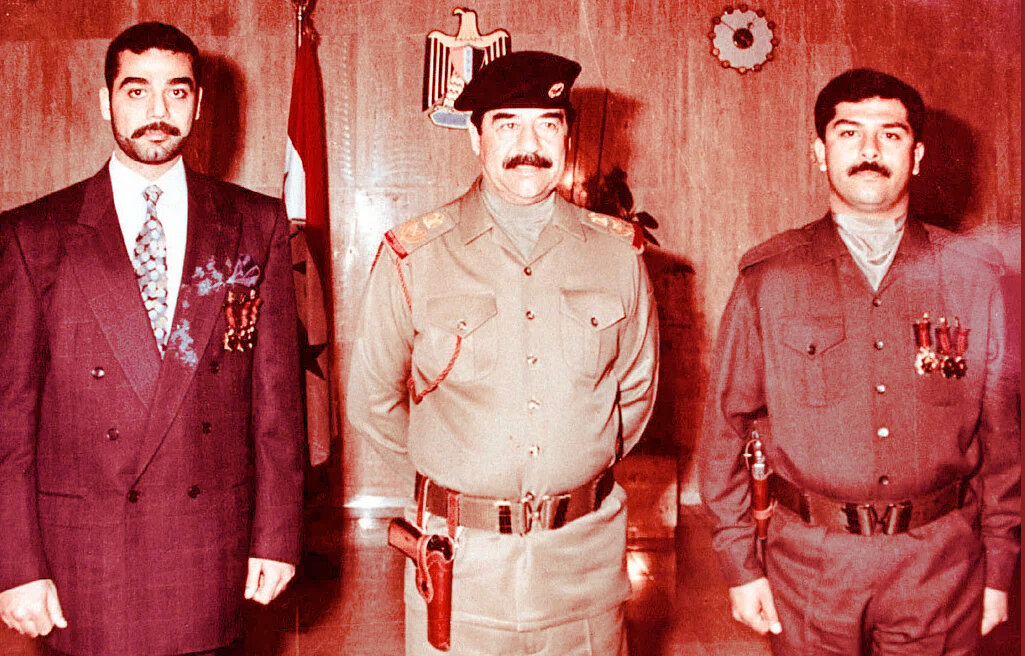 Диктатор и его сыновья (Удей слева). Фото 1996 года. 