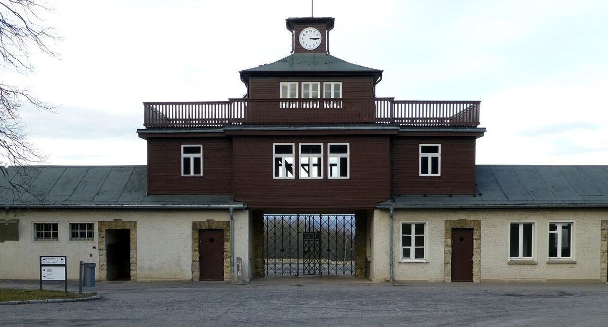Немецкий концлагерь Бухенвальд. Надпись на воротах "Jedem das Seine" ("Каждому свое"). В 1946-1950-е годы использовался МВД-МГБ СССР в качестве лагеря для интернированных. Был включен в систему ГУЛАГ ("Спецлагерь № 2").