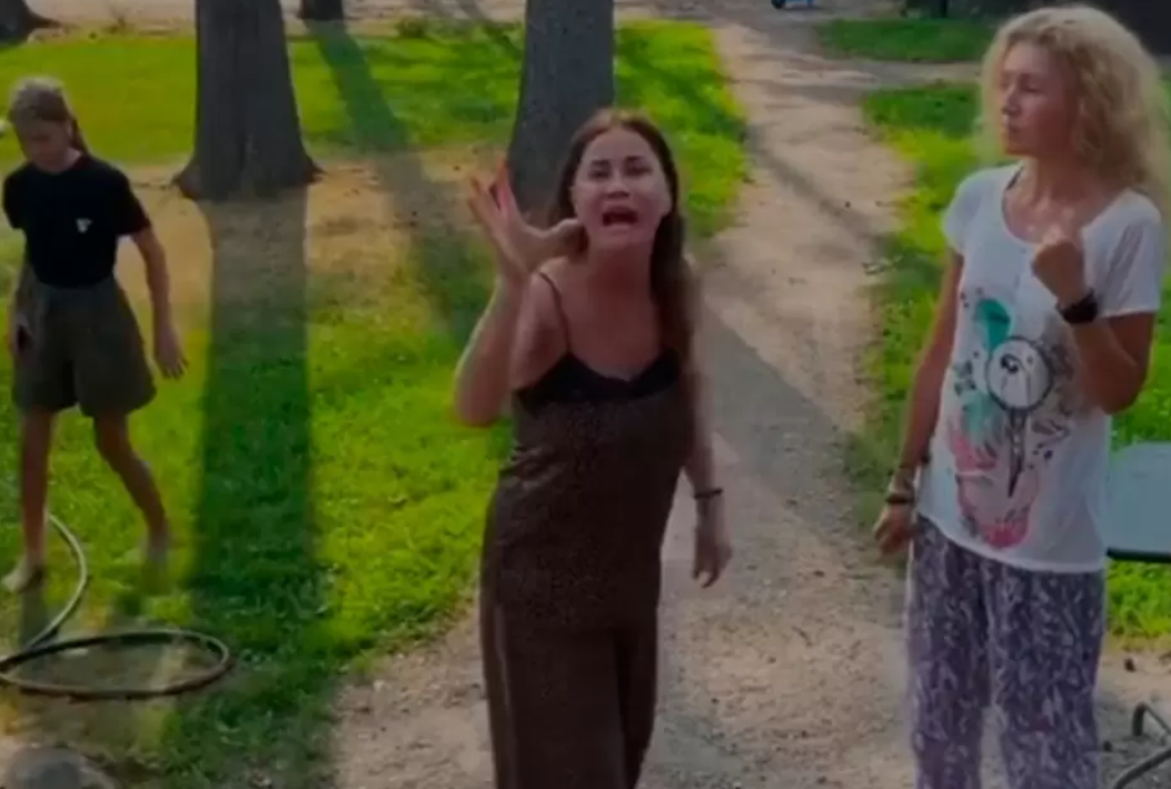 Скрин видео с места конфликта: многодетная мать Ирина Безбородова напала на сына Пьехи, впала в истерику