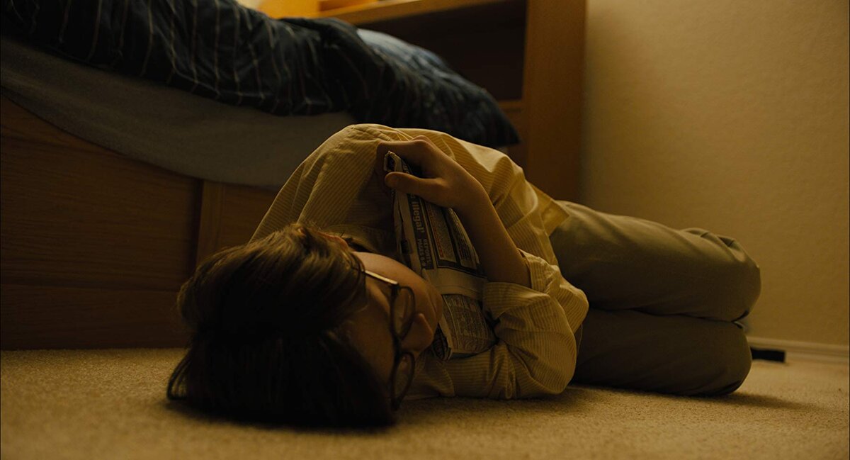 Теодор Декер. Кадр из фильма "Щегол" (источник: https://esquire.ru/movies-and-shows/123592-kakoy-poluchilas-ekranizaciya-shchegla-donny-tartt-esli-ne-sravnivat-ee-s-knigoy/#part2)