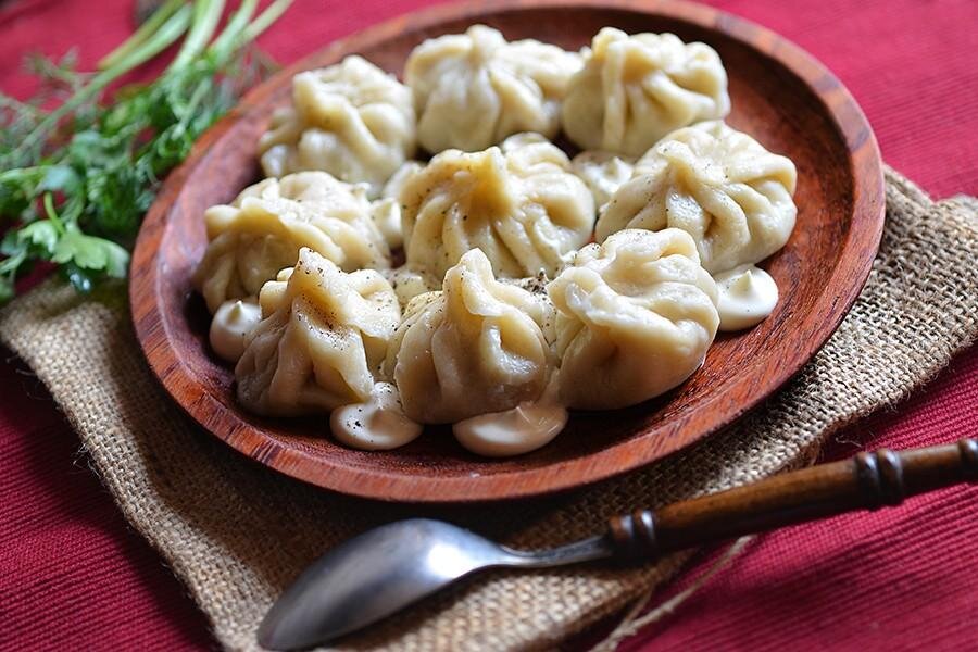 Грузинские пельмени – хинкали готовят на пару из пресного теста с разнообразными начинками из мяса, грибов, зелени или сыра с добавками лука, чеснока и острых специй. Форма хинкали похожа на мешочек из теста со складками и небольшой ножкой. Изделие символизирует солнце, а многочисленные складки – лучи. Предлагаем приготовить хинкали с мясом по простому пошаговому рецепту.