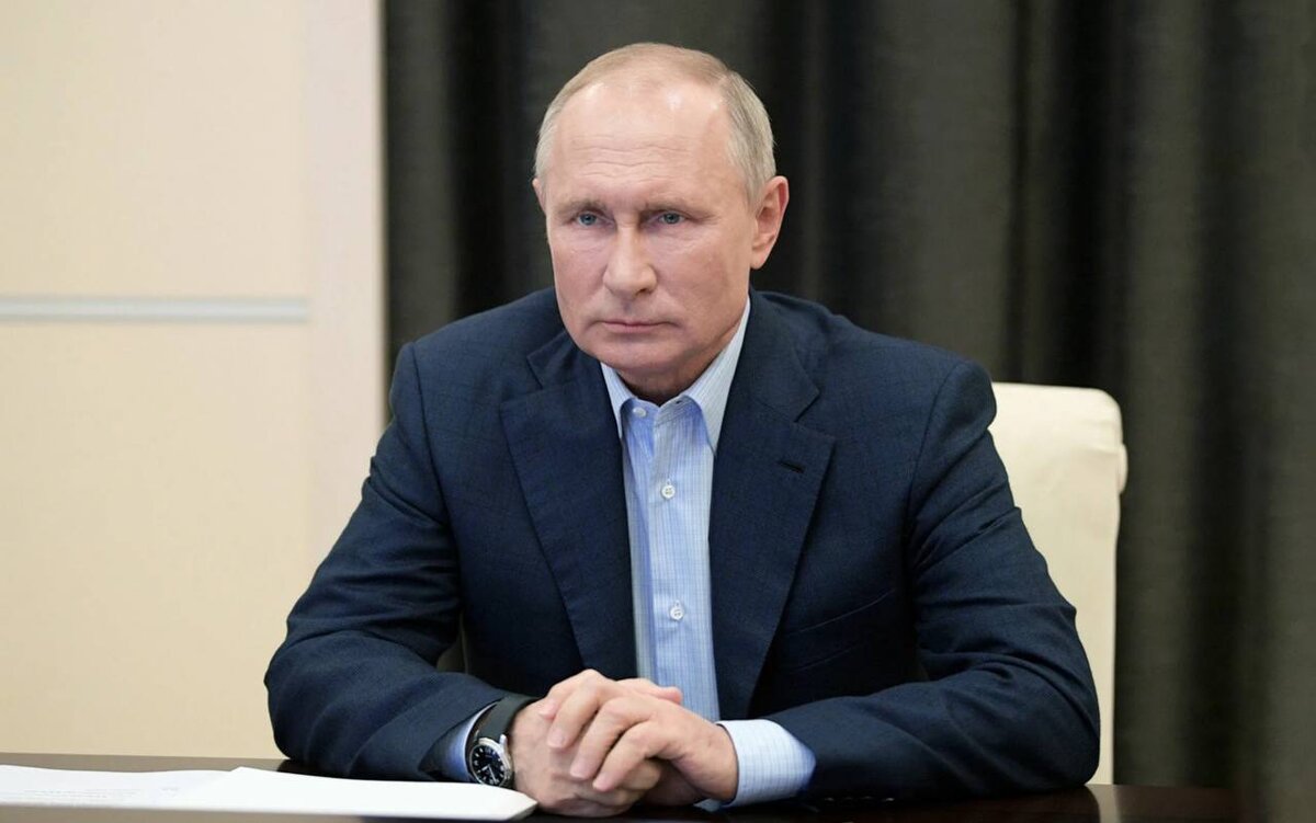 Путин в черной рубашке и черном костюме, попросив охрану не отталкивать людей, прошел в зал. Около полутысячи человек заполнили