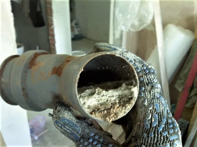 Песок и цемент в канализационных трубах — не редкость после ремонта. 
