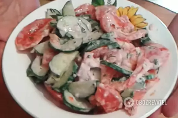 Осторожно перемешиваем салат