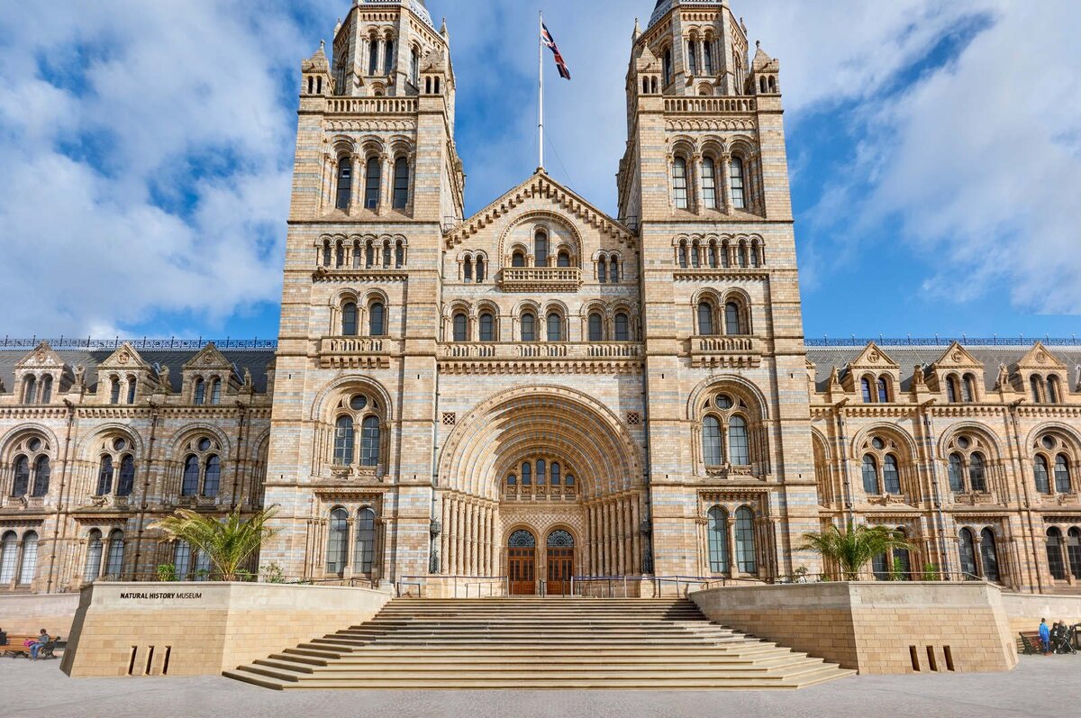 History museum london. Музей естествознания Лондон. Natural History Museum. Лондонский музей естествознания фасад. Музей естественной истории в Лондоне фасад.