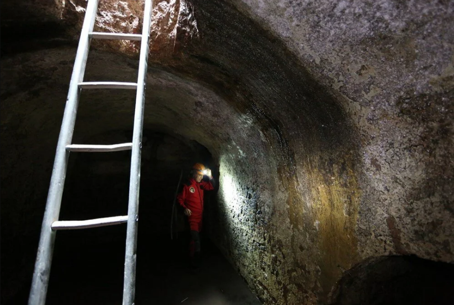 Επιστήμονες από το Πανεπιστήμιο Sultan Mehmet Fatih εξέτασαν μια σήραγγα αποστράγγισης στην αυλή του ναού τον Ιούλιο του 2020. Πηγή εικόνας: https://www.ngazete.com