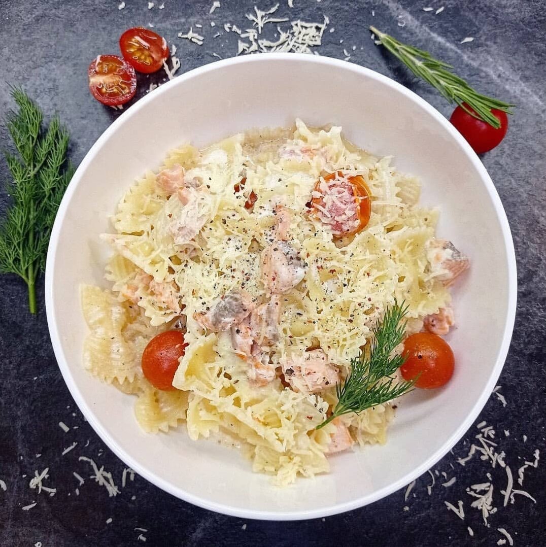 Паста с лососем и моцареллой в сливочном соусе