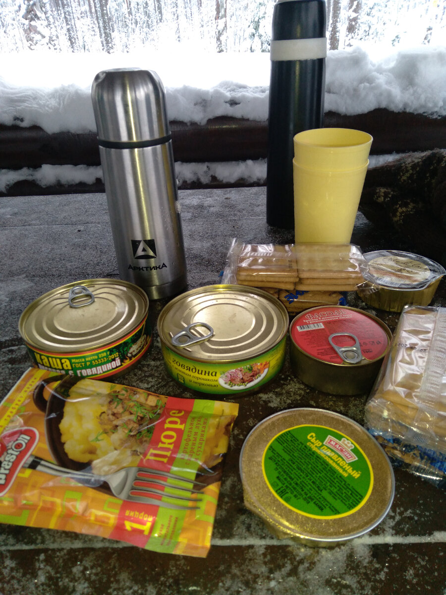 Праздничный стол из армейского сухого пайка