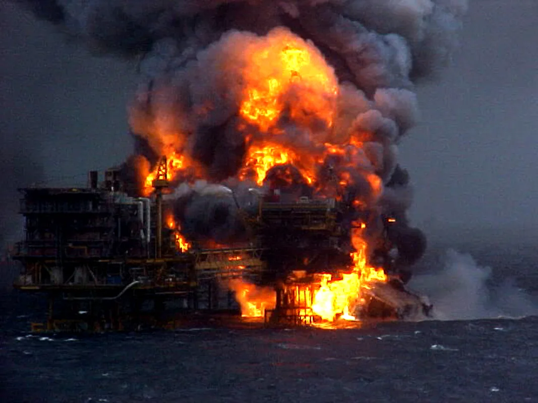 Аварии на буровой. Нефтяная платформа Piper Alpha 1988. Пожар на платформе «Piper Alpha». Пожар на нефтяной платформе Piper Alpha 6 июля 1988 года. Взрыв на нефтяной платформе Пайпер Альфа.