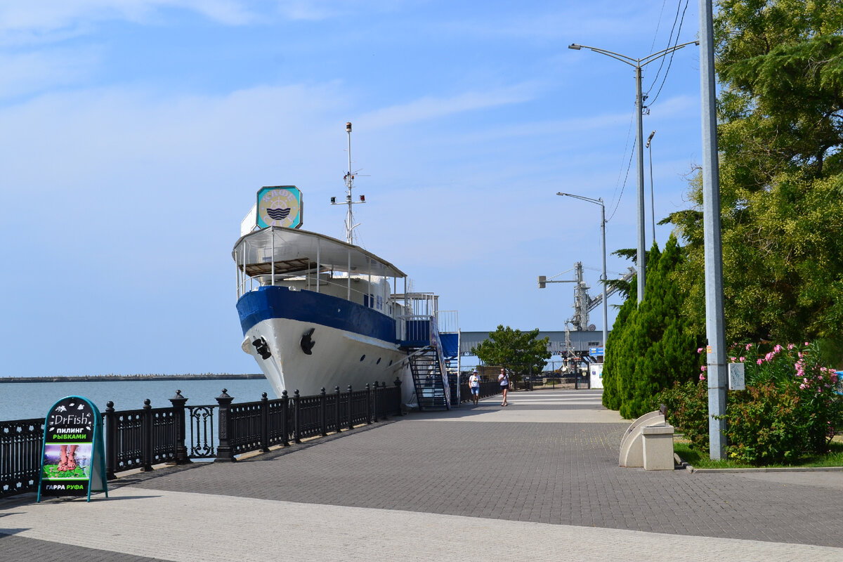 Почти вся набережная Туапсе на фото)) 