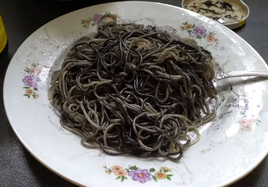 Макароны с чернилами каракатицы
