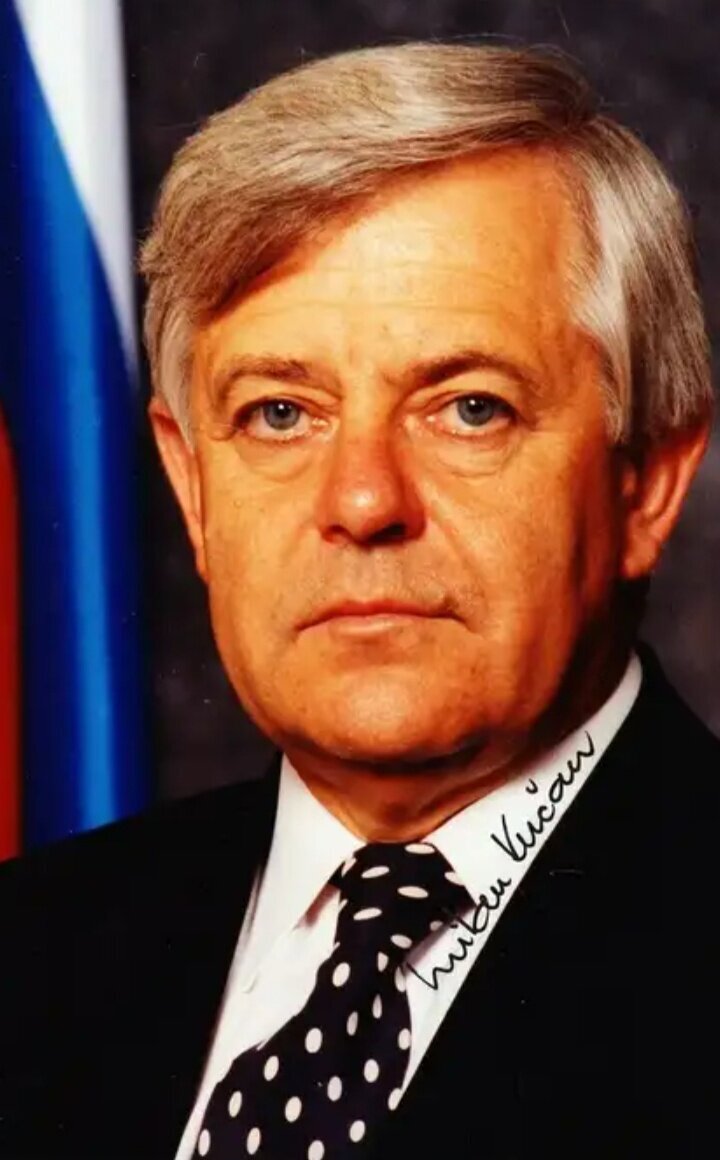Милан Кучан — словенский политик, первый президент Словении с 23 декабря 1991 года до 22 декабря 2002 года. 25 июня 1991 года он отдал приказ о взятии под вооруженный контроль всей территории Словении отрядами т. н. "Территориальной обороны Словении" 