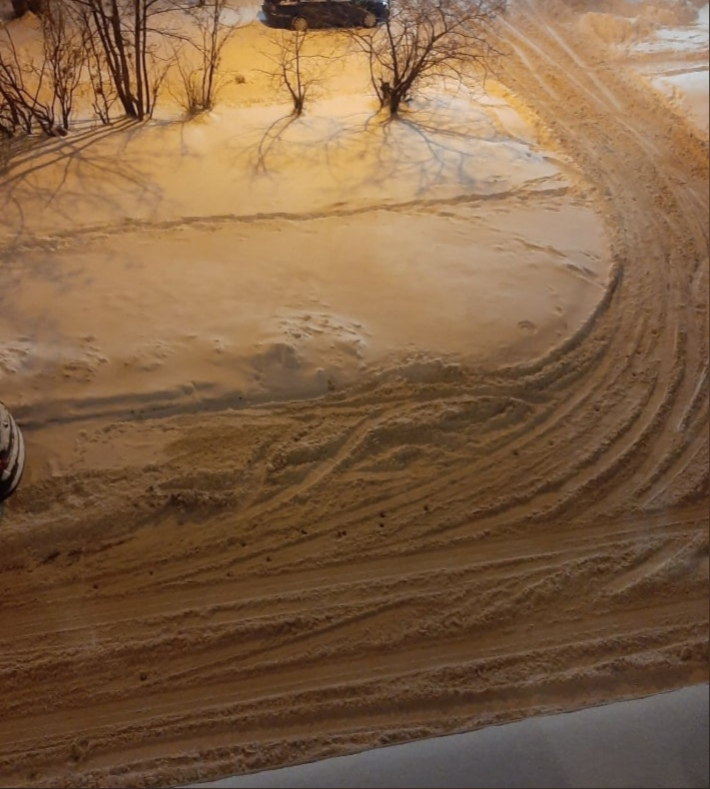 Где-то здесь была парковка, я её чистил, но на этом месте снова каша