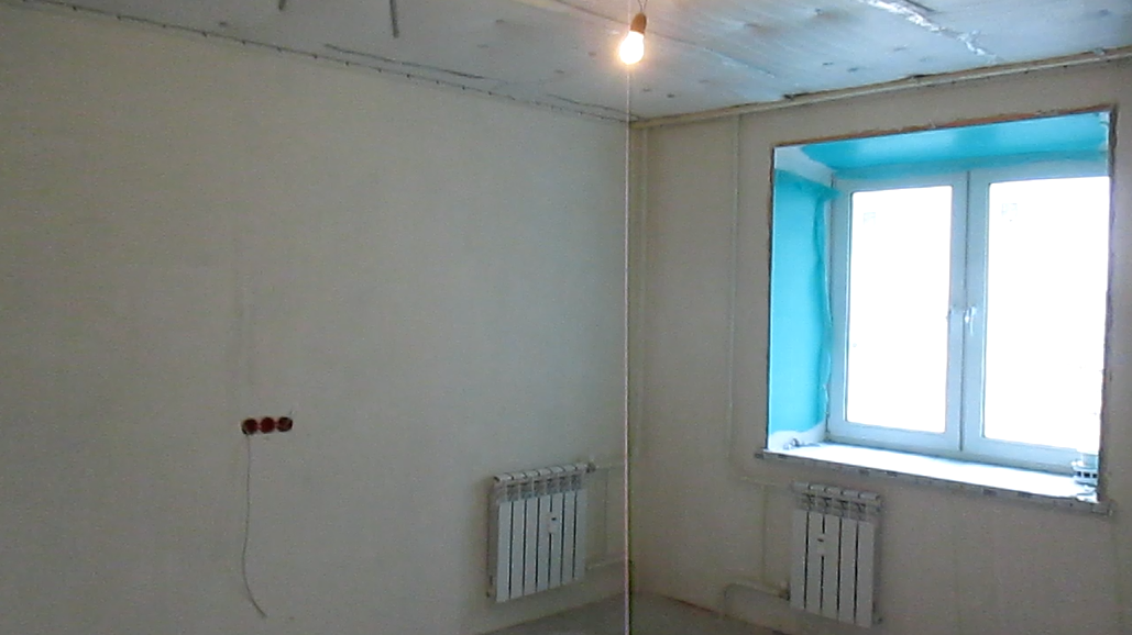 Подготовленная к поклейке обоев комната