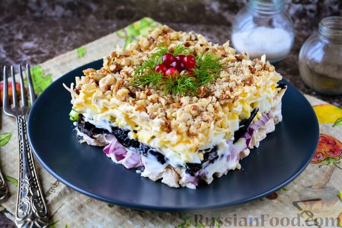 Слоеный салат с курицей, сыром, черносливом и орехами