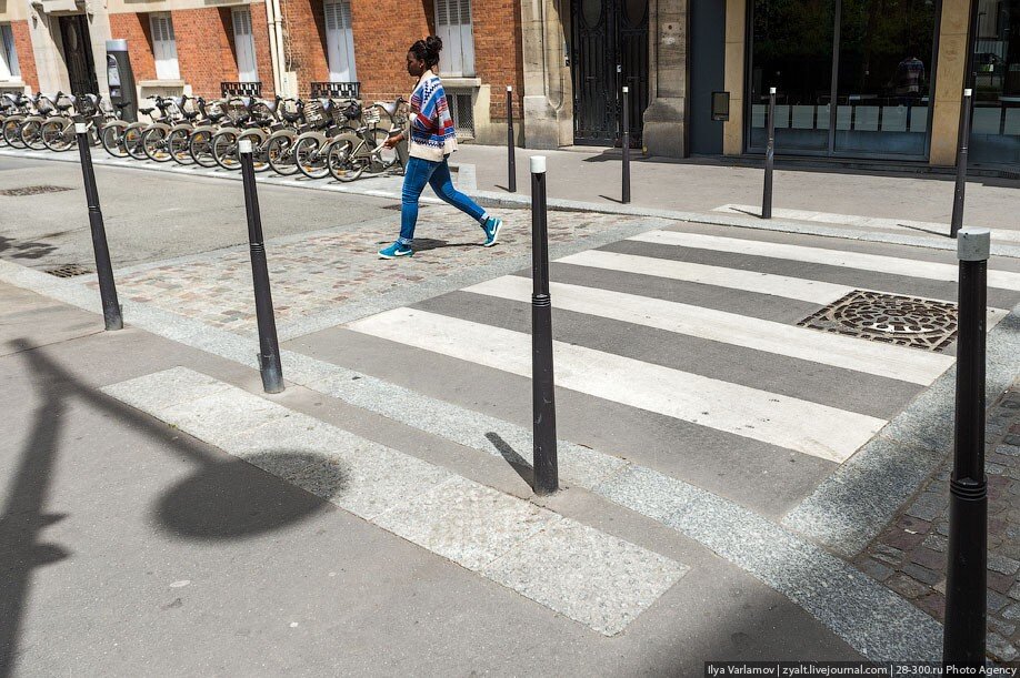 Появление пешеходной дорожки. Ограждение тротуара. Ограждение пешеходных зон. Приподнятые пешеходные переходы. Тротуары в Европе.