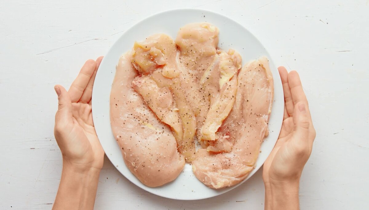 Подготовка куриных грудок к обжарке Фото: simplyrecipes.com