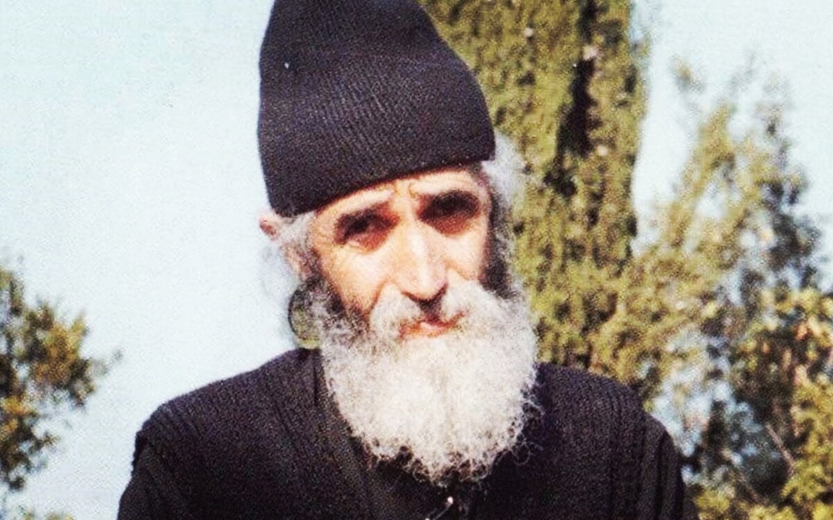 Паисий Святогорец (1924-1994 гг)— монах горы Афон, известный своей подвижнической жизнью, духовными наставлениями и пророчествами, широко почитаемый во всём православном мире, в 2015-м году был причислен к лику святых.