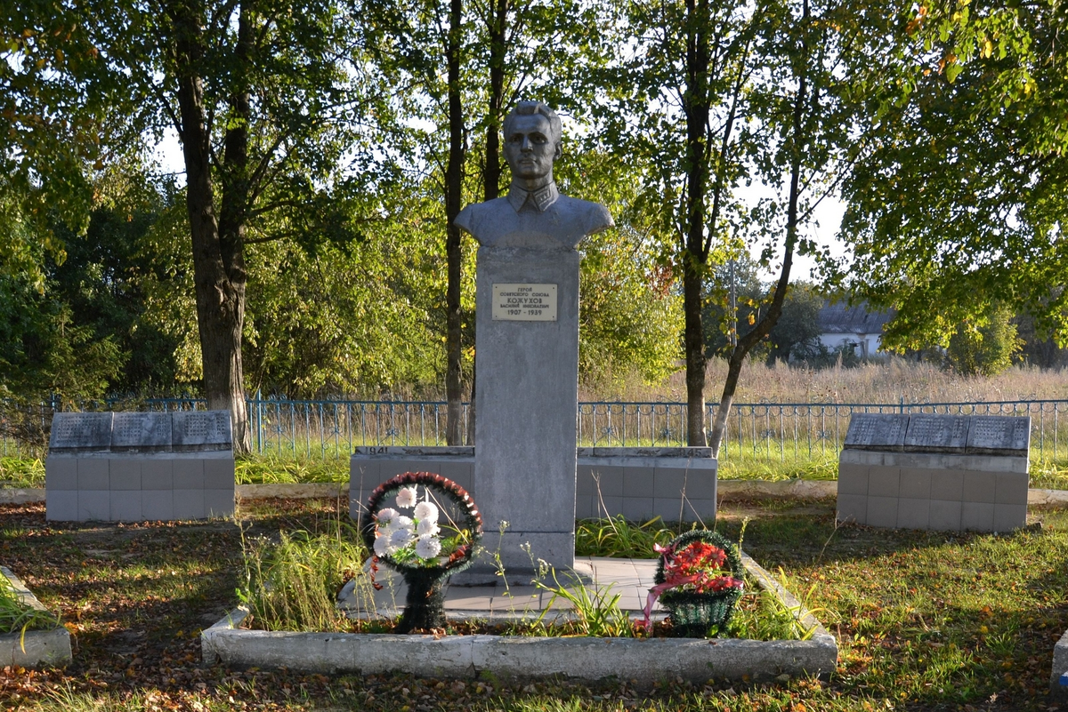 Мценск мелынь. Кожухов Василий Николаевич герой советского Союза. Памятники Кожухову Василию Николаевичу, герою советского Союза. Бюсты героев советского Союза Дергачи. Герой советского Союза Богородск песочное.